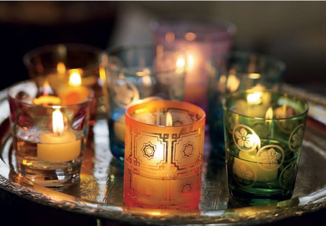 Copos-coloridos-e-desenhados-podem-receber-água-e-velas-flutuantes-para-uma-bandeja-iluminada